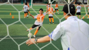 长得高练足球有用吗?身高优势在足球训练中的作用探讨