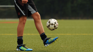 足球是用脚背踢球么吗