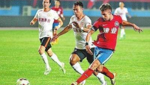 足球撞门进球是否犯规？规则解读与争议探讨