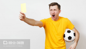 踢足球给黄牌有用吗：黄牌背后的规则考量与赛场影响
