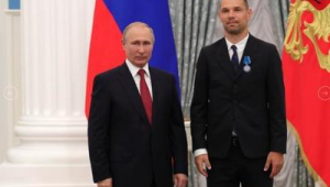 普京身着西装踢足球？这画面，你能想象吗