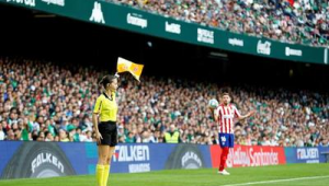 足球替补举旗是否犯规?规则细节与判定标准深度解析