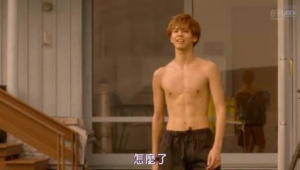 女生踢足球需要练腹肌吗