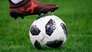 足球比赛进行时,赛场之外还能做些别的事吗?