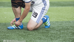 足球运动员比赛中会随时下跪系鞋带吗？背后真相大揭秘