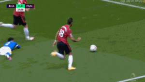 足球右脚扣左脚球是否犯规，你知道答案吗？