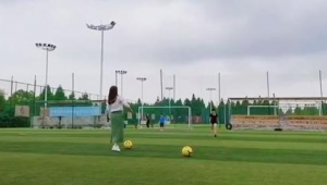 踢足球时能否高抬腿？关于足球运动中高抬腿的探讨