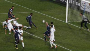 足球下部顶球是否算犯规？规则解读与赛场实例分析