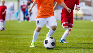 足球比赛终场后,球员们的球衣究竟去了哪里进行更换?