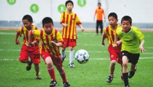 踢足球能有啥出息吗？且看足球少年逐梦赛场绽放别样光彩