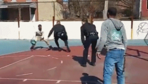 篮球能否晃倒足球？一场跨越球类的独特较量引发思考