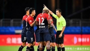 足球教练被红牌罚下有何影响？赛场风云突变引关注