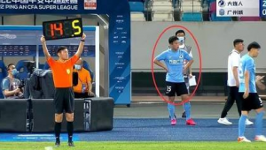 足球停止后继续犯错，此行为究竟还算不算犯规？