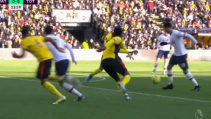 跪在足球上过人犯规吗：规则判定与足球赛场争议探讨