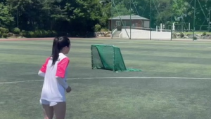 女生踢足球时能用手挡脸吗