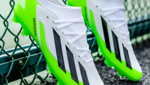 哪年推出了猎鹰足球鞋？