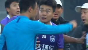 足球抢断：是犯规行为吗？还是犯规之举？