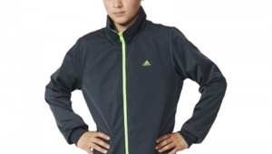 冬天穿足球夹克保暖吗？全方位解析其冬季保暖性能