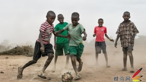 肯尼亚女孩踢足球厉害吗？探寻她们在绿茵场的别样风采
