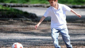 小孩发烧时能否踢足球？需谨慎权衡健康与运动的关系