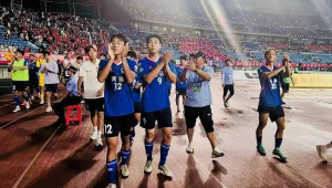 足球踢到观众送球衣，这种行为究竟违不违法？