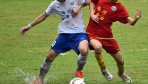 女生踢足球能练成腹肌吗？答案竟然是……