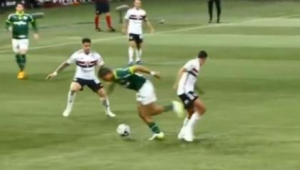 足球手顶球过人是否犯规,规则细节与判定标准全解析