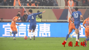 足球禁区内：正常对抗究竟该如何界定与判断