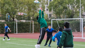 拿足球吓女生是否犯法，背后隐藏的法律问题需关注