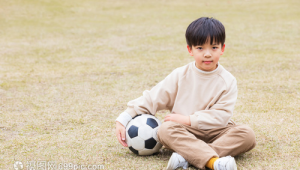 穿长袖踢足球会热吗？全方位解析长袖足球着装的利弊