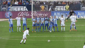 足球传回自家球门算犯规吗？规则细节与争议探讨