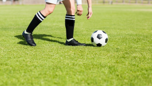 足球边替补能否捡球引关注，规则之下的探讨与思考