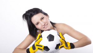 女孩踢足球，穿西装合适吗