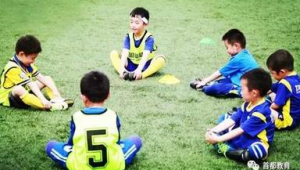 小孩踢足球容易倒地吗