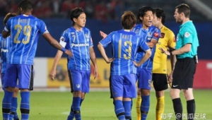 足球裁判踢进过球吗？背后那些鲜为人知的故事与趣闻