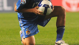 足球员跪着滑完足球场，这般操作难道不会疼吗？