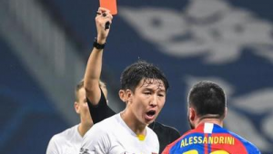 足球门将究竟能否出示红牌?背后规则引发诸多探讨