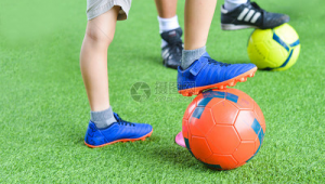 小孩踢足球是否需要足球鞋?这几个因素要考虑