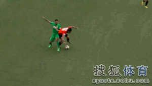 足球犯规探讨:脚踢人究竟算不算犯规?