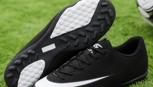 耐克足球钉鞋推荐女款吗