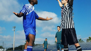 足球场上踢到人是否要赔？责任认定与赔偿情况解析