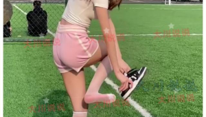 踢完足球的女生的袜子臭吗