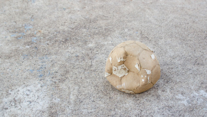 足球能否在水泥地板上踢：探讨其可行性与影响因素