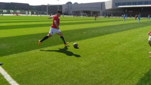 足球比赛中可以进行飞踢动作吗