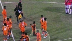 踢着足球换人是否会中止比赛?规则解读与实际情况分析