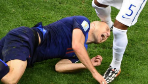 女生视角：足球踢到睾丸真不疼吗

需说明的是，该内容涉及相对特殊且敏感的生理话题，这样的话题在交流讨论中应保持适当和尊重。