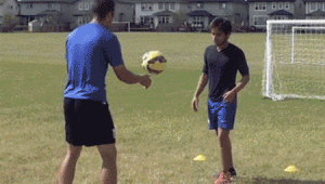 足球抛球发力探秘：究竟运用哪块肌肉驱动精彩瞬间