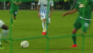 足球踢到草皮绊倒自己算犯规吗？规则解读与探讨