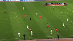 足球回传球能用手接吗