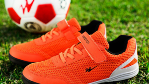 男孩纠结：哪双足球鞋更好看？